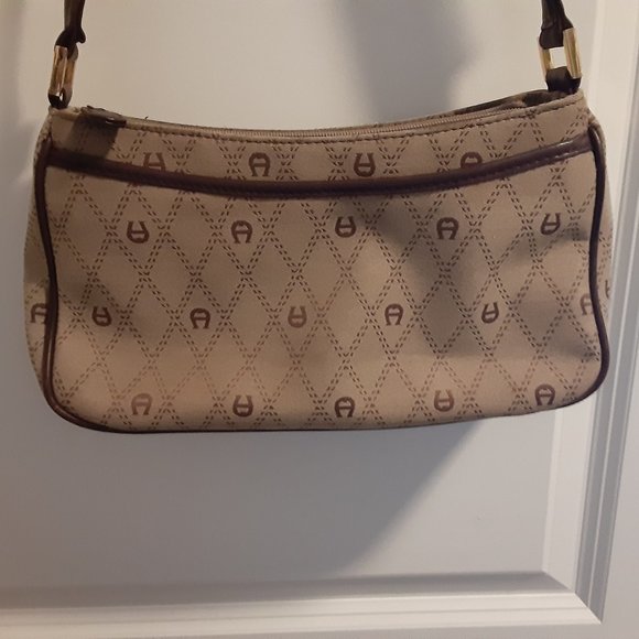 Lovely Aigner Beige Logo Shoulder Bag w Adjustable Strap - Picture 5 of 16